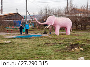 Ужур. Сквер "Розовый слон". (2017 год). Редакционное фото, фотограф Светлана Попова / Фотобанк Лори