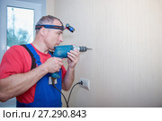 Man drilling hole in wall. Стоковое фото, фотограф Наталья Давыдова / Фотобанк Лори