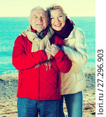 Mature couple walking by sea. Стоковое фото, фотограф Яков Филимонов / Фотобанк Лори