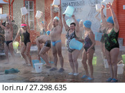 Оптимисты обливаются холодной водой (2017 год). Редакционное фото, фотограф Анатолий Матвейчук / Фотобанк Лори
