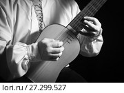 Man playing spanish renaissance instrument vihuela de mano. Стоковое фото, фотограф Дмитрий Черевко / Фотобанк Лори
