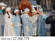 Группа снегурочек с мамонтенком. Фотографирование (2017 год). Редакционное фото, фотограф Анатолий Матвейчук / Фотобанк Лори