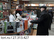 Касса книжного магазина «Библио-Глобус», город Москва (2017 год). Редакционное фото, фотограф Дмитрий Неумоин / Фотобанк Лори