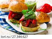 Feta stuffed turkey burgers with arugula pesto and roasted red peppers. Стоковое фото, фотограф Зоряна Ивченко / Фотобанк Лори