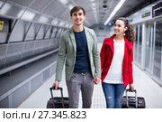 Portrait of couple with wheeled trollers at subway platform. Стоковое фото, фотограф Яков Филимонов / Фотобанк Лори