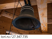 Новый церковный колокол на колокольне деревянной церкви Святого Великомученика и Целителя Пантелеимона в Обнинске. Стоковое фото, фотограф Алёшина Оксана / Фотобанк Лори