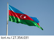 Государственный флаг Азербайджана на сильном ветру солнечным днем. Стоковое фото, фотограф Виктор Карасев / Фотобанк Лори