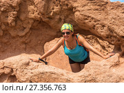 The beautiful girl in the doorway of orange rock. Стоковое фото, фотограф Валерий Смирнов / Фотобанк Лори