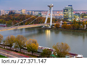 Illuminated bridge SNP over Danube (2017 год). Стоковое фото, фотограф Яков Филимонов / Фотобанк Лори