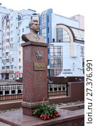 Липецк. Бюст И.В. Сталина около офиса КПРФ (вид со стороны улицы Плеханова) (2017 год). Редакционное фото, фотограф Илюхина Наталья / Фотобанк Лори
