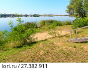 Summer lake calm beach with wood steeps to the water. Стоковое фото, фотограф Юрий Брыкайло / Фотобанк Лори
