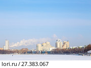 Город Екатеринбург. Городской пруд и набережная возле ККТ "Космос" (2015 год). Редакционное фото, фотограф Светлана Зотеева / Фотобанк Лори