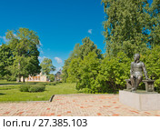 Россия, Тарханы, усадьба, памятник М.Ю. Лермонтову, работы Комова лето, деревья, парк, музей Лермонтова, (2017 год). Редакционное фото, фотограф Александр Циликин / Фотобанк Лори