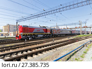 Shunting diesel locomotive with passenger cars, railway junction (2016 год). Редакционное фото, фотограф Евгений Ткачёв / Фотобанк Лори