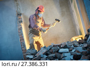 worker with sledgehammer at indoor wall destroying. Стоковое фото, фотограф Дмитрий Калиновский / Фотобанк Лори