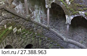 The Initiation Wells (Inverted tower) in Quinta da Regaleira estate. Sintra. Portugal (2017 год). Стоковое видео, видеограф Сергей Пристяжнюк (Serg Zastavkin) / Фотобанк Лори
