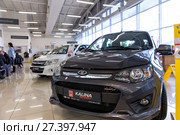 Продажа новых автомобилей Лада Калина, Лада Гранта и Лада Веста в автосалоне. Редакционное фото, фотограф Евгений Ткачёв / Фотобанк Лори