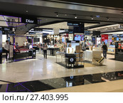 Cosmetic boutiques in Central World mall, Bangkok (2017 год). Редакционное фото, фотограф Александр Подшивалов / Фотобанк Лори