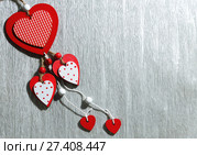 День святого Валентина, свадьба, любовь. Белые и красные яркие деревянные сердца на серебристом сером фоне с пустым местом для написания текста поздравления или приглашения. Valentine's Day, wedding, love. White and red bright wooden hearts on a silvery gray background with an empty space for writing congratulations or invitations. Стоковое фото, фотограф Светлана Евграфова / Фотобанк Лори