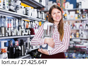 Housewife buying liquidiser. Стоковое фото, фотограф Яков Филимонов / Фотобанк Лори