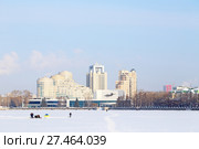 Екатеринбург. Рыбаки на Городском пруду возле ККТ "Космос". Кубок города по ловле на мормышку со льда (2015 год). Редакционное фото, фотограф Светлана Зотеева / Фотобанк Лори