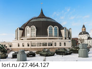 Город Тула. Военная техника возле музея оружия зимним днём на фоне синего неба (2018 год). Редакционное фото, фотограф Игорь Низов / Фотобанк Лори