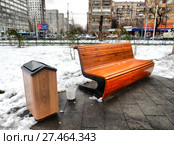 Уличная скамейка в сквере на Семеновской площади. Район Соколиная Гора. Город Москва (2017 год). Редакционное фото, фотограф lana1501 / Фотобанк Лори