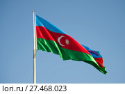 Государственный флаг Азербайджана развевается в голубом небе. Стоковое фото, фотограф Виктор Карасев / Фотобанк Лори
