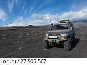 Японская автомашина Toyota Land Cruiser Prado в горах. Редакционное фото, фотограф А. А. Пирагис / Фотобанк Лори