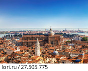 Панорамный вид на крыши Венеции с вершины колокольни Святого Марка (San Marco Campanile) базилики Святого Марка в Венеции, расположенной на площади Сан-Марко в Венеции, Италия, (2017 год). Стоковое фото, фотограф Наталья Волкова / Фотобанк Лори