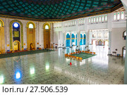 Индонезия. Сурабая. Интерьер мечети Аль Акбар. (2018 год). Стоковое фото, фотограф Галина Савина / Фотобанк Лори
