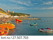 Россия, Дивноморское, Чёрное море, лето, пляж, вечер, волнорез, гидроцикл, солнце, облака (2017 год). Редакционное фото, фотограф Александр Циликин / Фотобанк Лори