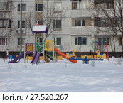 Детская игровая площадка во дворе жилых домов на Открытом шоссе. Район Метрогородок. Город Москва (2018 год). Стоковое фото, фотограф lana1501 / Фотобанк Лори