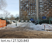 Автостоянка №106 МГСА. Четырнадцатиэтажные блочные жилые дома серии И-209 (Федеративный просп., 40, корп. 1 и 2). Район Новогиреево. Город Москва (2018 год). Редакционное фото, фотограф lana1501 / Фотобанк Лори