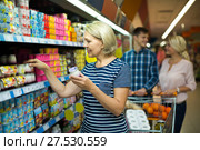 Customer choosing yoghurts. Стоковое фото, фотограф Яков Филимонов / Фотобанк Лори
