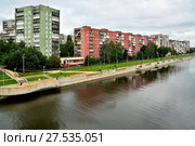Kaliningrad, Russia - 18 August 2016: townspeople walk on the new promenade Admiral Tributs Калининград, Россия - 18 августа 2016 года: горожане гуляют по новой набережной Адмирала Трибуца. Стоковое фото, фотограф Сергей Трофименко / Фотобанк Лори