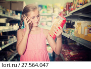 Girl is advised by phone what pasta she should buy. Стоковое фото, фотограф Яков Филимонов / Фотобанк Лори