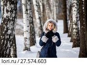 Портрет красивой девушки зимой на фоне берёзовой аллее. Стоковое фото, фотограф Игорь Низов / Фотобанк Лори