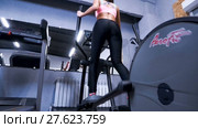 Cute young Latin woman exercising on a treadmill at a gym. Стоковое видео, видеограф Игорь Кузнецов / Фотобанк Лори