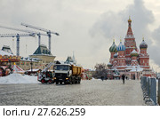 Уборка снега в Москве на Красной площади после снегопада, Россия (2018 год). Редакционное фото, фотограф Елена Коромыслова / Фотобанк Лори