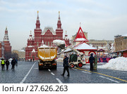 Уборка снега в Москве на Красной площади после сильного снегопада, Россия (2018 год). Редакционное фото, фотограф Елена Коромыслова / Фотобанк Лори