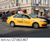 Желтый автомобиль "Яндекс.Такси". Улица Сретенка. Красносельский район. Город Москва (2017 год). Редакционное фото, фотограф lana1501 / Фотобанк Лори