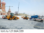 Снегоуборочная техника на Васильевском спуске в центре Москвы, Россия (2018 год). Редакционное фото, фотограф Елена Коромыслова / Фотобанк Лори