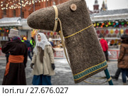 Лошадка из валенка во время масленичных гуляний на площади Революции в центре города Москвы, Россия (2018 год). Редакционное фото, фотограф Николай Винокуров / Фотобанк Лори