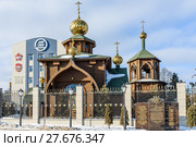 Город Тула. Храм Равноапостольного князя Владимира на фоне Туламашзавода зимой (2018 год). Редакционное фото, фотограф Игорь Низов / Фотобанк Лори