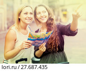 lost tourists looking for hotel. Стоковое фото, фотограф Яков Филимонов / Фотобанк Лори
