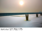 Вид на Новосибирский крытый метромост через реку Обь с Октябрьского моста. Новосибирск, Сибирь, Россия (2018 год). Редакционное фото, фотограф Евгений Мухортов / Фотобанк Лори