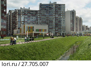 Набережная реки Оккервиль. Деревня Кудрово. Всеволожский район, Ленинградская область. (2017 год). Редакционное фото, фотограф Филатова Ирина / Фотобанк Лори