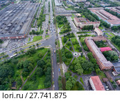 Перекресток улиц Мира и Бардина. Парковка перед главной проходной Череповецкого Металлургического комбината, Череповец (2017 год). Редакционное фото, фотограф Кекяляйнен Андрей / Фотобанк Лори