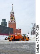 Уборка снега после снегопада на Васильевском спуске в центре Москвы, Россия (2018 год). Редакционное фото, фотограф Елена Коромыслова / Фотобанк Лори